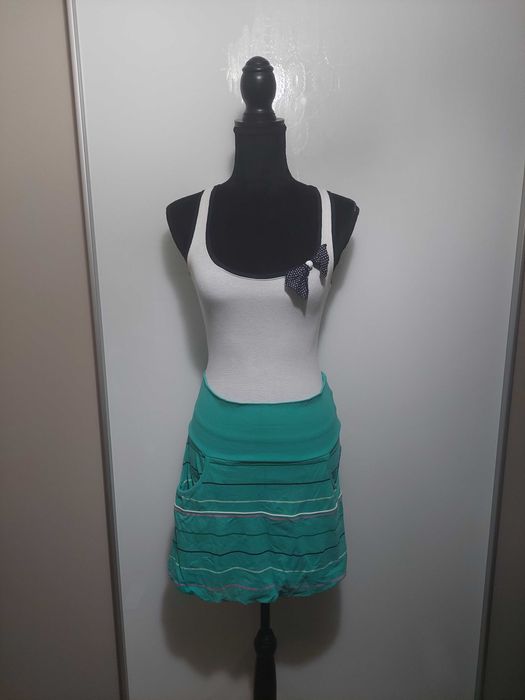 Fusta Adidas cu dungi orizontale, polo