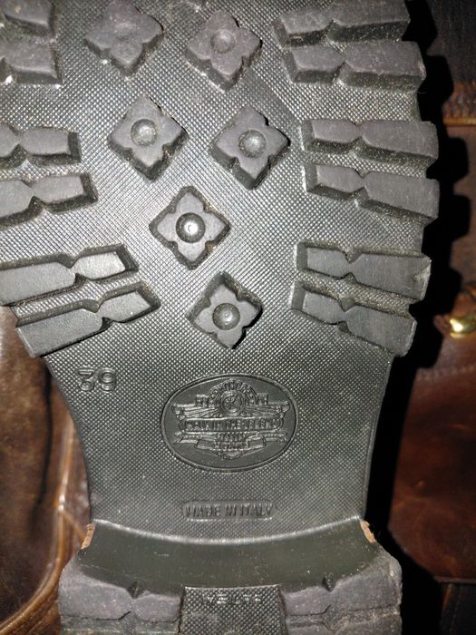 Комплект елек и ботуши . от естествена кожа.