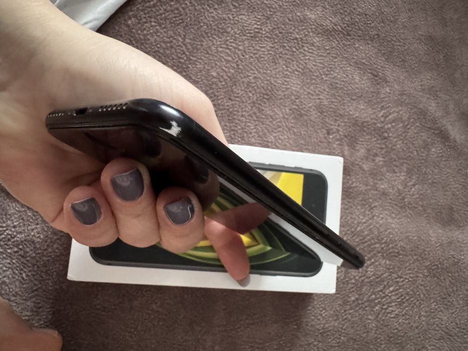 продам iPhone SE 2 поколение
