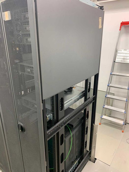 HP 10642 42U Server Rack Cabinet – uși perforate – 19″ (3 buc)