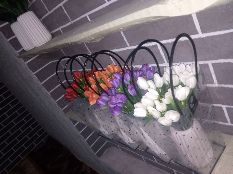 Sovgʻa uchun sunʼiy gullar. Lola podarichniy sumkasi bilan.