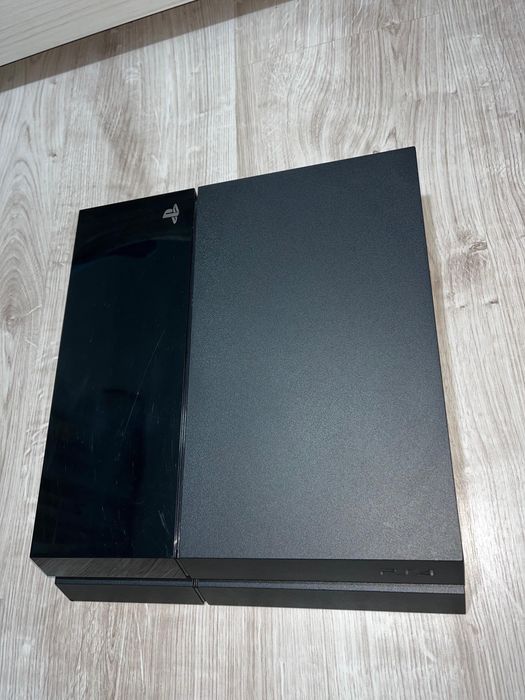 Vand PS4 cu un controler