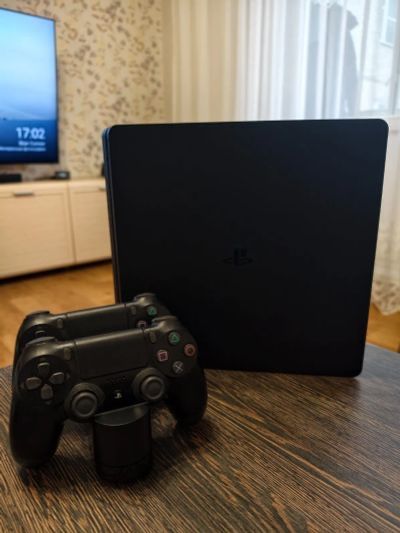 Playstation 4 slim.