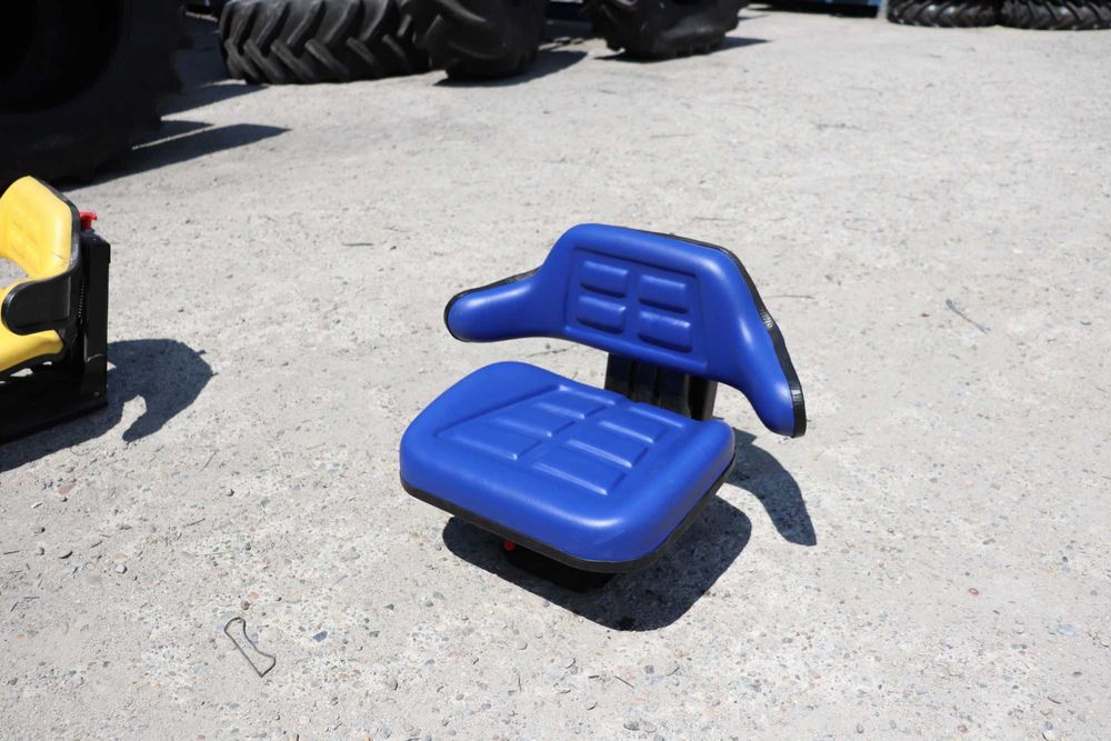 Scaun albastru de tractor cu reglaj triplu si amortizor UTB U650