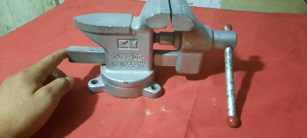 Продаётся тиски.