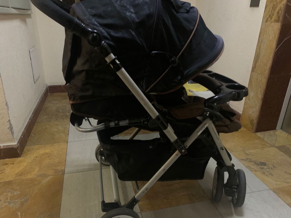 Хорошая черная коляска