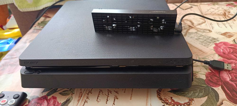 Продавам PS4Slim+16игри в отлично състояние към нея!