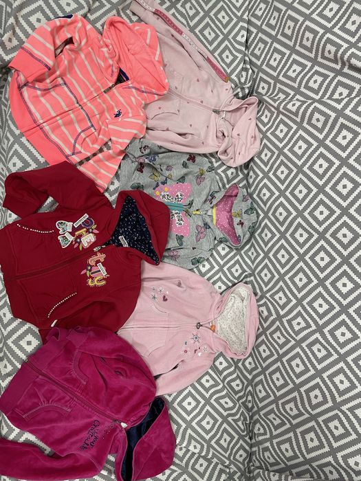 На девочку одежда