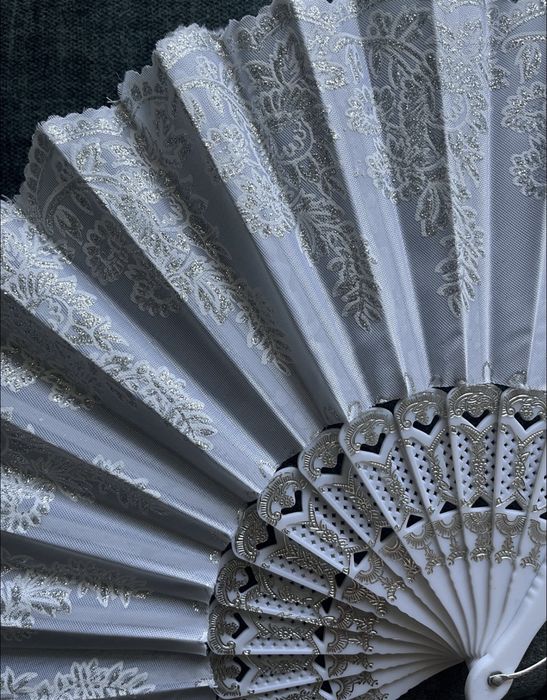 Нежно бяло ветрило