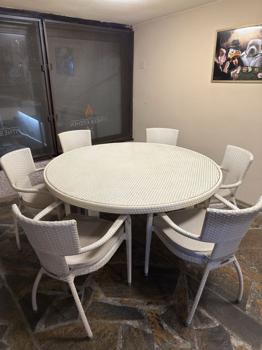 Различни маси и столове