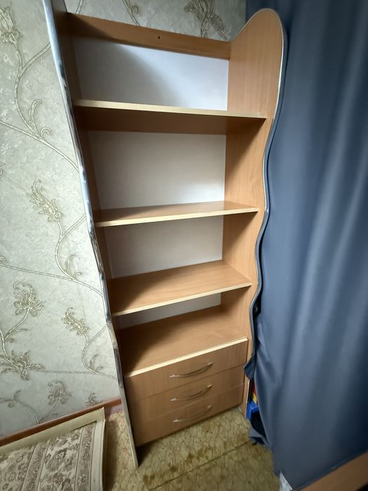 Комплект мебели - стол, книжный шкаф, подвесная полка