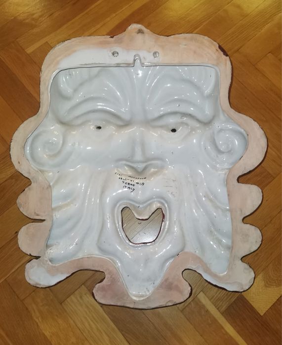 Антикварна порцеланова стенна маска Италия цветно декорирана 50х44 см