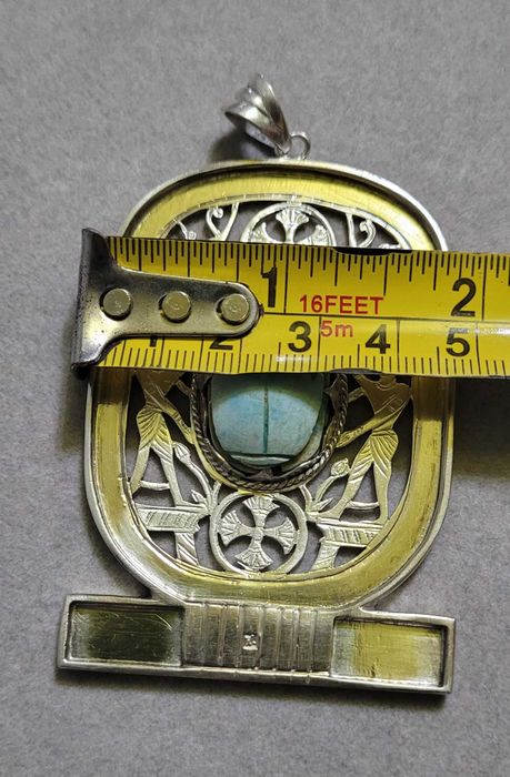 Medalion egiptean antic din argint cu scarabeu si Hieroglife, ArtDeco