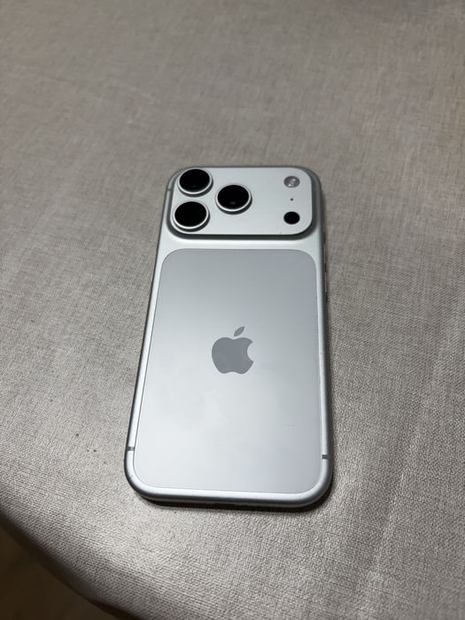 Iphone 17 pro на гарантии
