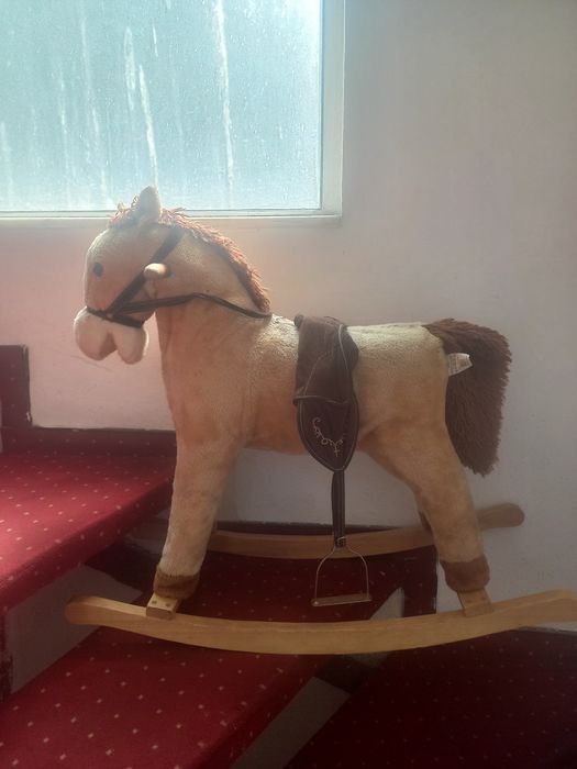 Căluț balansoar pentru copil