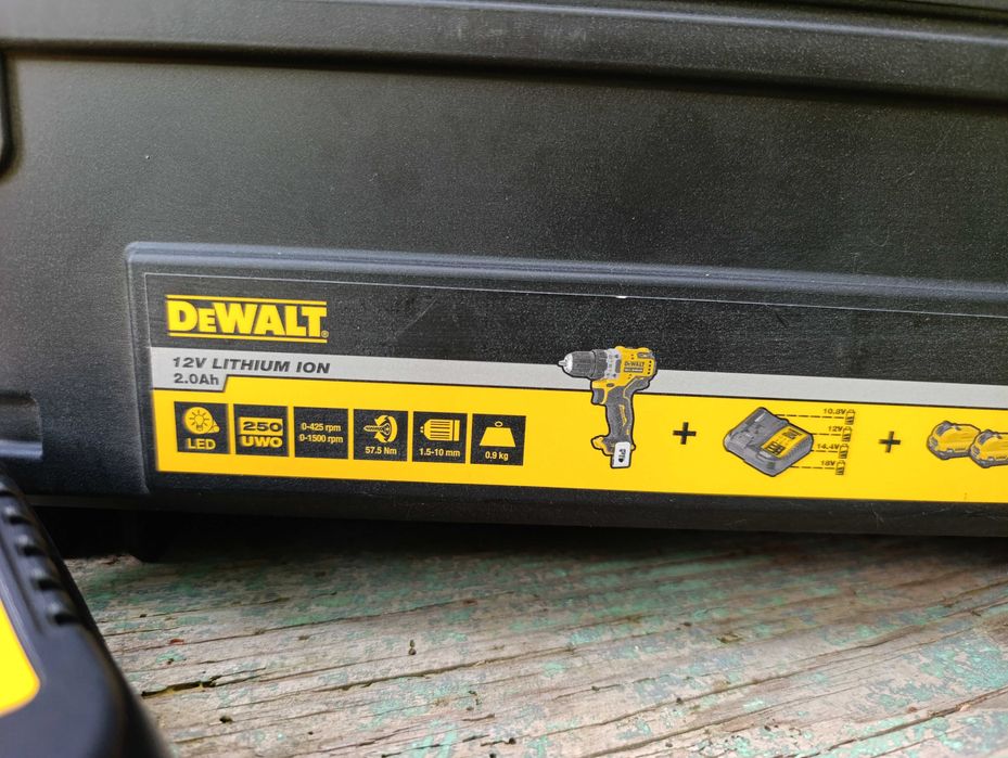 Masina de insurubat si gaurit DeWalt 12V DCD701, pachet complet