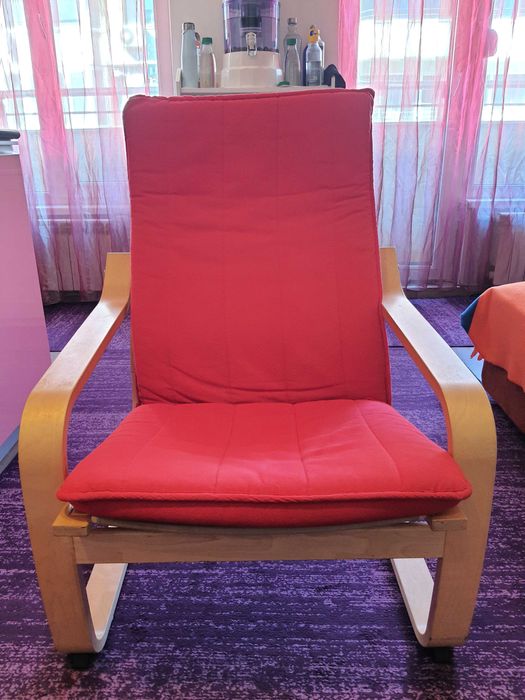 Продавам люлеещ се стол от Икея.