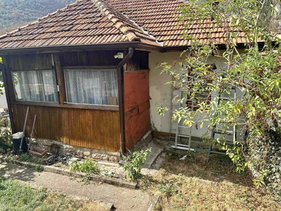 с. Гложене общ.Тетевен обл. Ловеч - къщи с двор