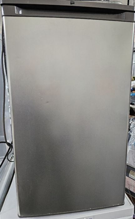 Малък хладилник с фризер