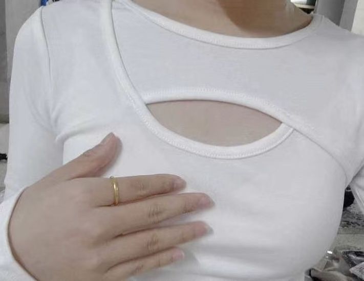 Кофта с вырезом белого цвета