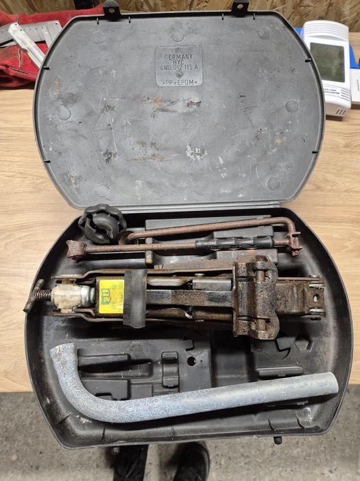 Cric și cheie roți compatibil cu VW Polo din 2001