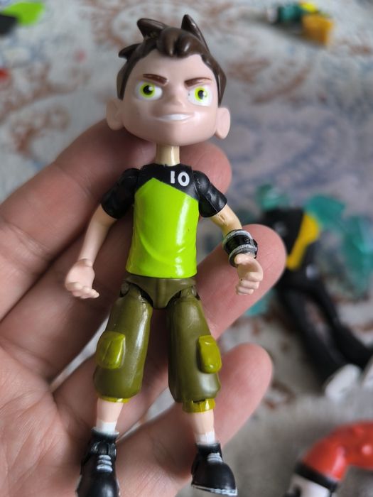 Продам фигуры Бен-10 оригинал