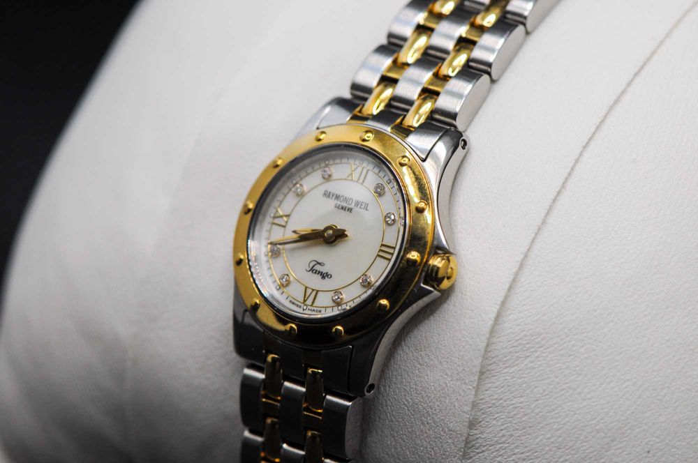 Швейцарски дамски часовник с диаманти - Raymond Weil Tango 5790