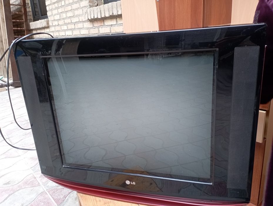 Телевизор LG отличного качества, б/у с пультом