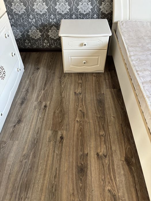 Продам спальную гарнитуру без матраса и парту