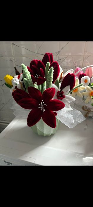 Aranjamente lucrate manual din sârmă plușată