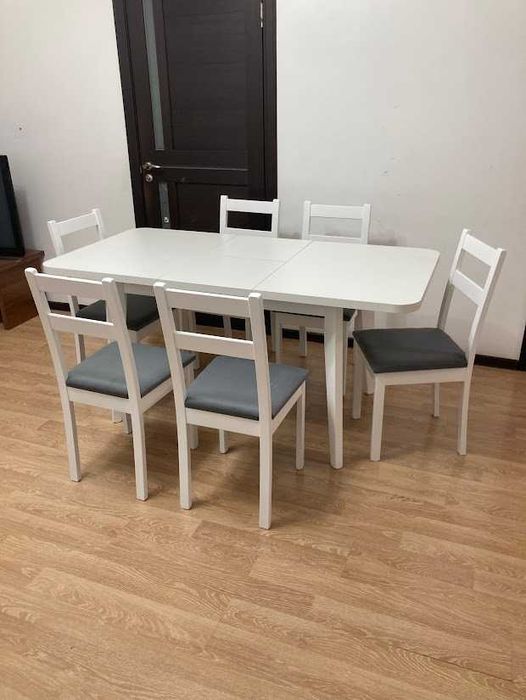 Продам кухонный стол и стулья.