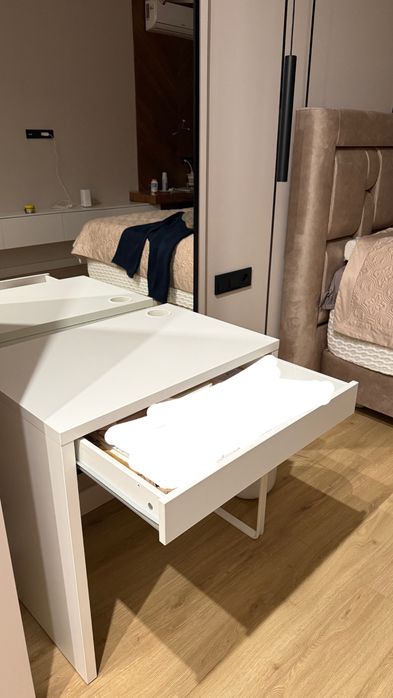 Продам компактный письменный/туалетный стол IKEA