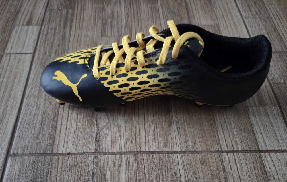 Adidasi fotbal Puma Spirit III si Adidas techfit