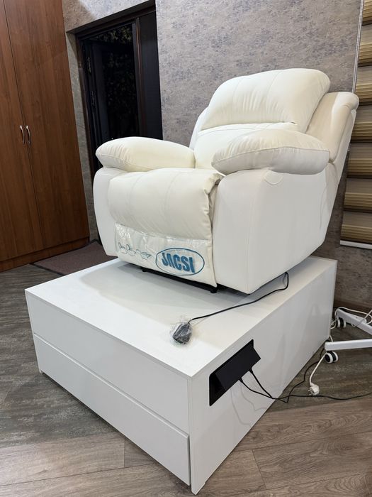 Кресло реклайнер вместе с подиумом!