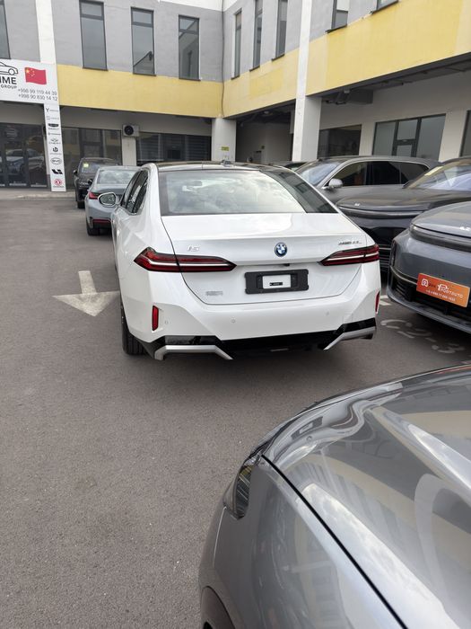 BMW i5 40L M-Sport 2025 yil full dop opsiya