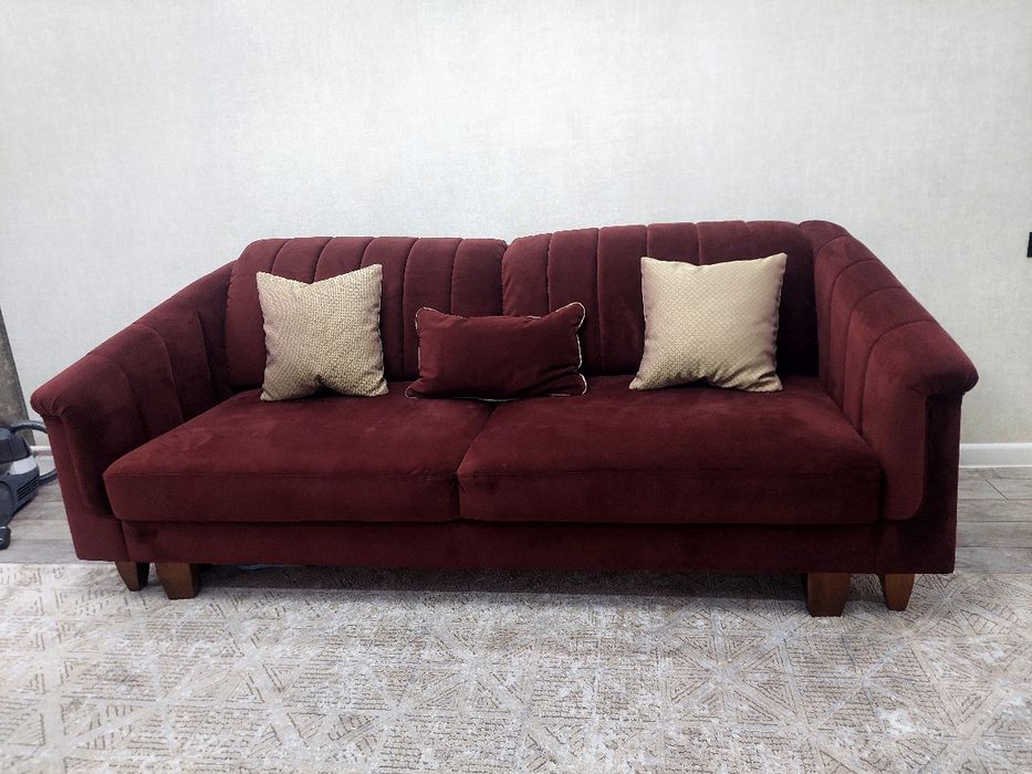 Диван бордовый красивый