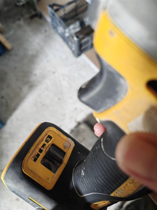 Ударен винтоверт DeWalt DCF887 е с безчетков двигател