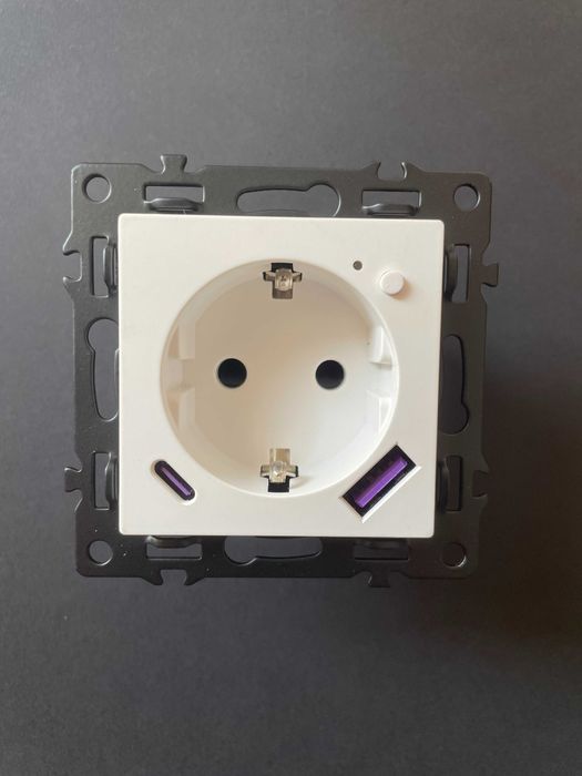 Zigbee смарт контакт с USB‑C PD 20W, USB‑A и измерване на консумацията