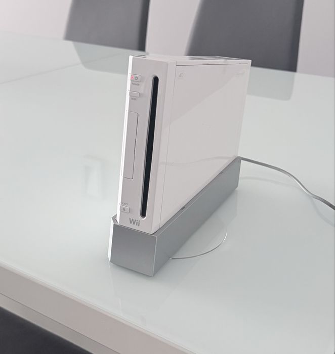 Продам игровую приставку Nintendo wii