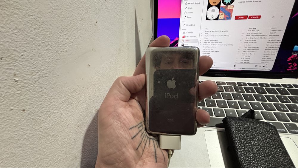 iPod classic de 160Gb. în stare excelenta, reda ore in sir la calitate superba. Mici semne de la vreme, dar chiar e o piesa de muzeu!