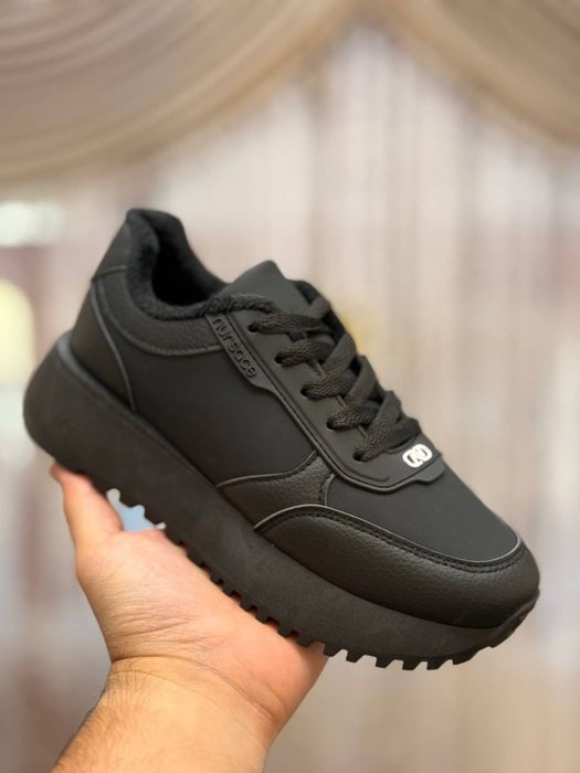 женсие кроссовки