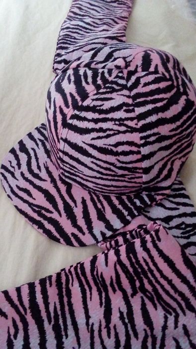sapca, Kenzo H&M, noua, benzi laterale lungi, integral vatuita