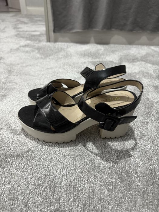 Женские босоножки на широких каблуках