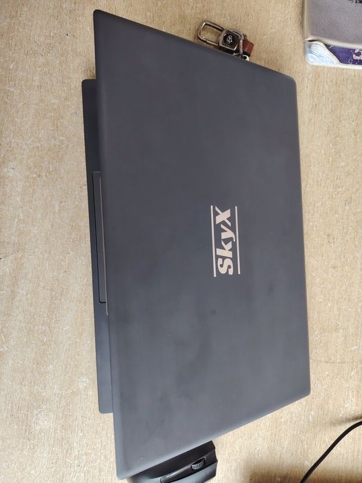 Noutbook yangi holatda ofes ishlari uchun qulay