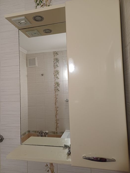 Шкаф с зеркалом для ванной