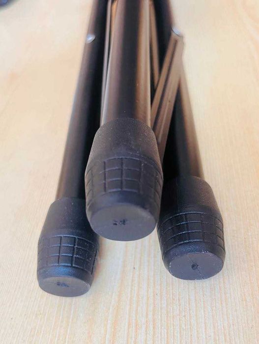 Стабилна стойка за музика с регулируема височина