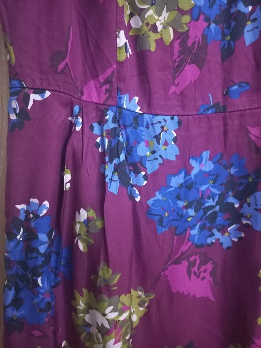 Rochie de zi , imprimeu deosebit, la gât are guler întors.