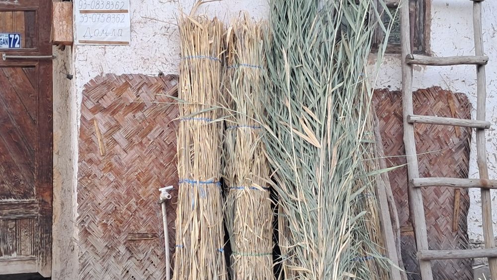 Tom lomboziga qamish maxsulotlari kafe devorlariga chiy va boyralar bo