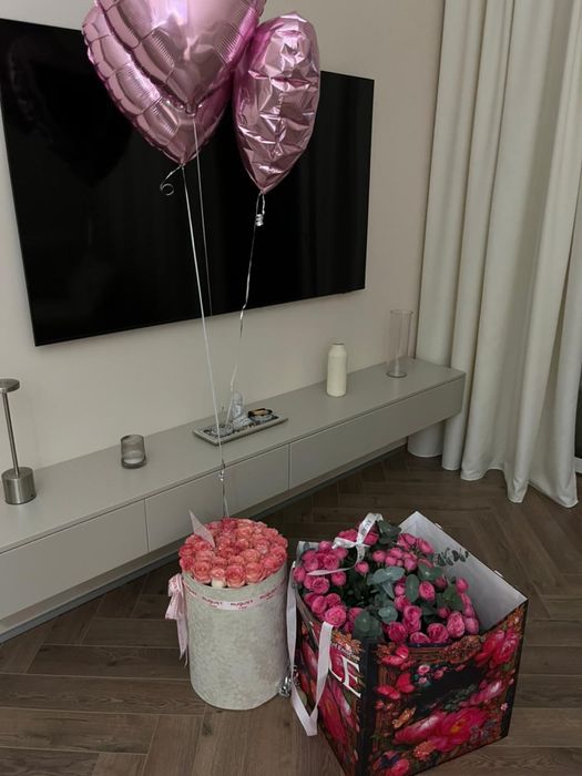 Букеты цветов, розы в коробке, розовые розы