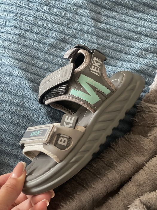 Продам сандали размер 27